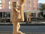 Kunstfiguren im Dorfbrunnen